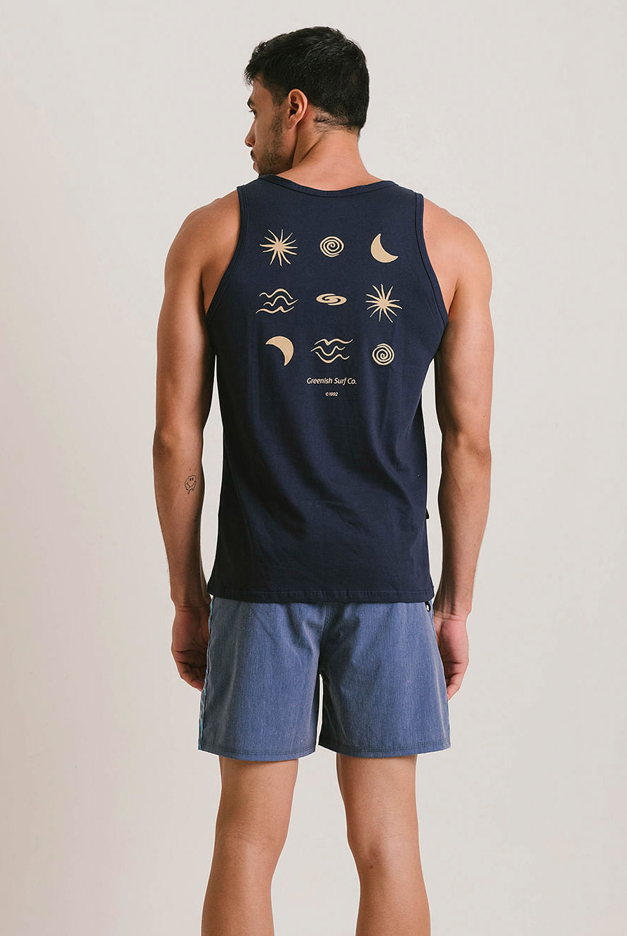 Regata azul marinho Greenish com design exclusivo, confeccionada em algodão sustentável, ideal para conforto diário.
