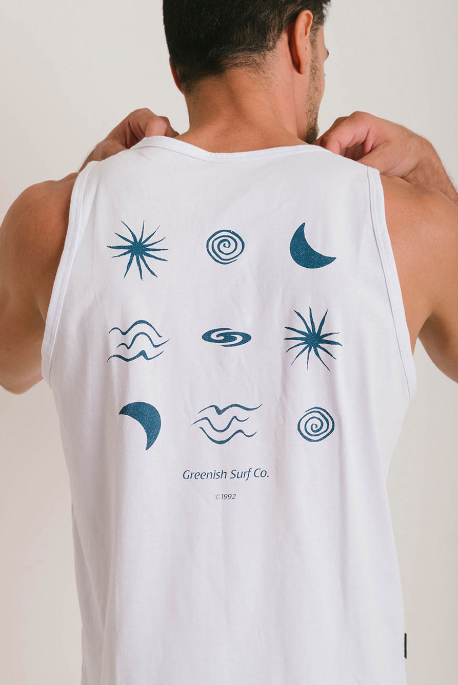 Regata masculina branca com estampa original da Greenish Surf Co. e design de elementos náuticos.