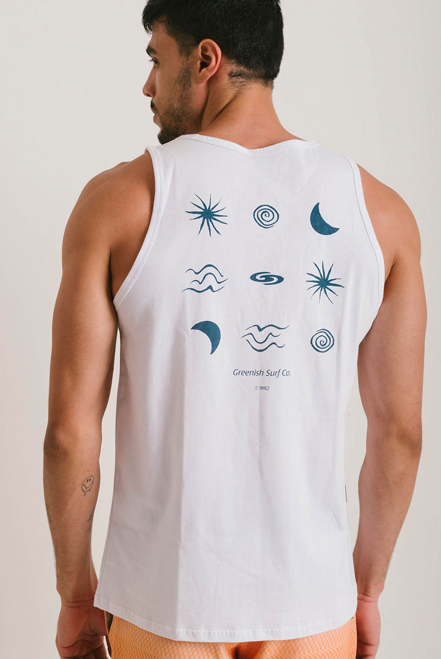 Regata básica branca Greenish com estampa original e design confortável, perfeita para o dia a dia.