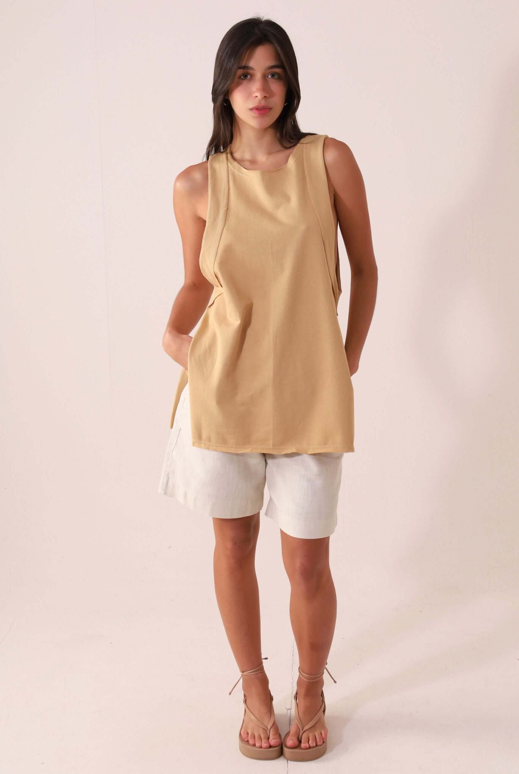 Mulher vestindo Regata Déa - Caqui da marca Greenish, modelo alongado e confortável, ideal para looks casuais e de praia.