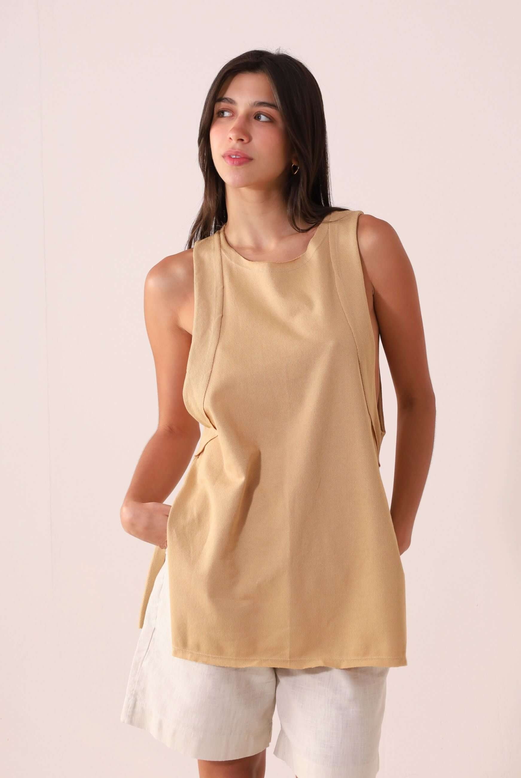 Regata Déa - Caqui da Greenish com design alongado e fendas laterais, ideal para looks casuais e de praia. Modelo vestindo regata em caqui.