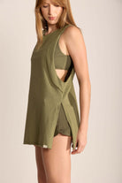 Regata Déa verde claro da marca Greenish, com fendas laterais e caimento solto, ideal para looks casuais.