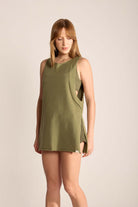 Regata Déa Greenish verde claro, confortável, com caimento soltinho e fendas laterais, ideal para looks casuais e de praia.