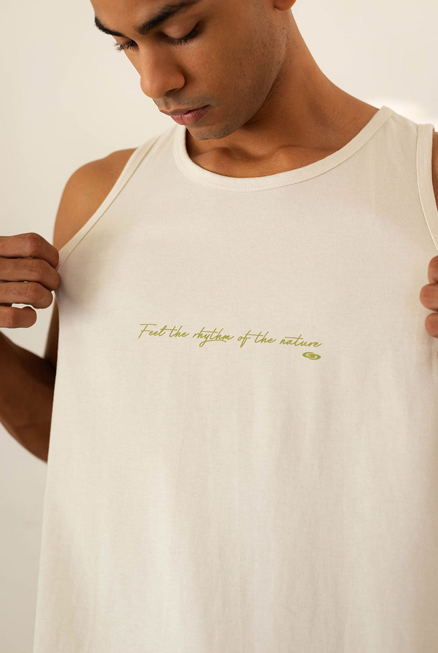 Regata Feel Alive bege da Greenish, feita em algodão premium, com estampa que inspira amor à natureza.