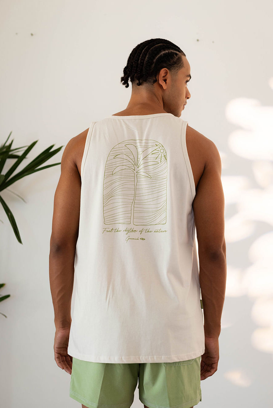 Regata Feel Alive Bege da Greenish com estampa exclusiva de palmeira, ideal para dias ensolarados, em tecido 100% algodão.