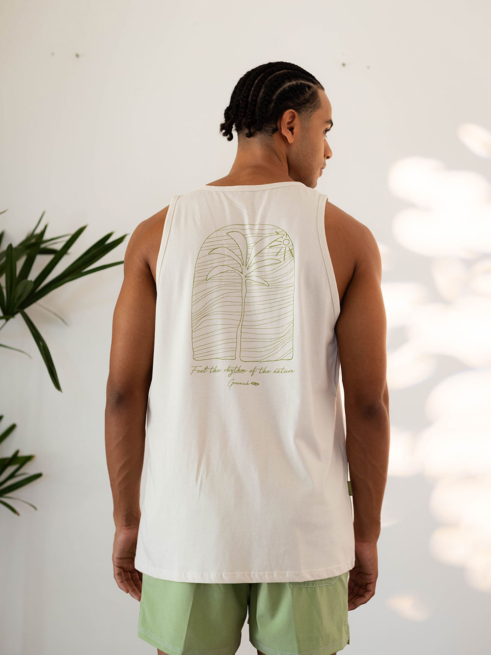 Regata Feel Alive Bege da Greenish com estampa exclusiva de palmeira, ideal para dias ensolarados, em tecido 100% algodão.