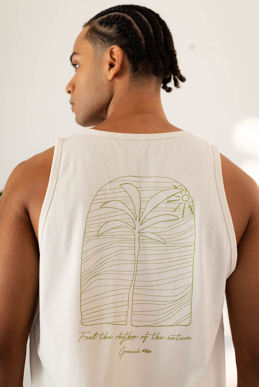 Regata Feel Alive Beige da Greenish com estampa de palmeira, perfeita para dias ensolarados e confortáveis.