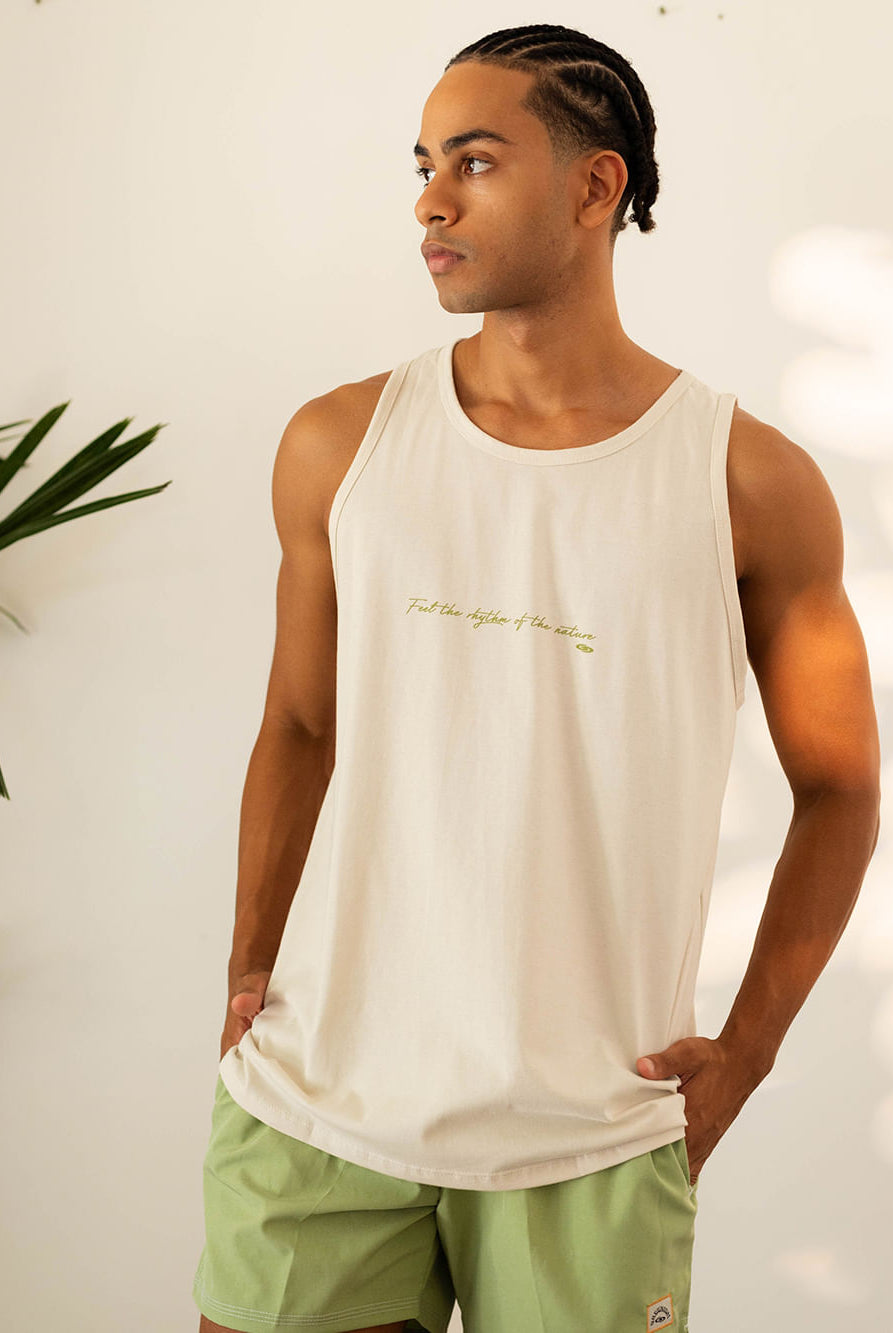 Regata Feel Alive bege da Greenish, feita em algodão, ideal para dias ensolarados e looks confortáveis.