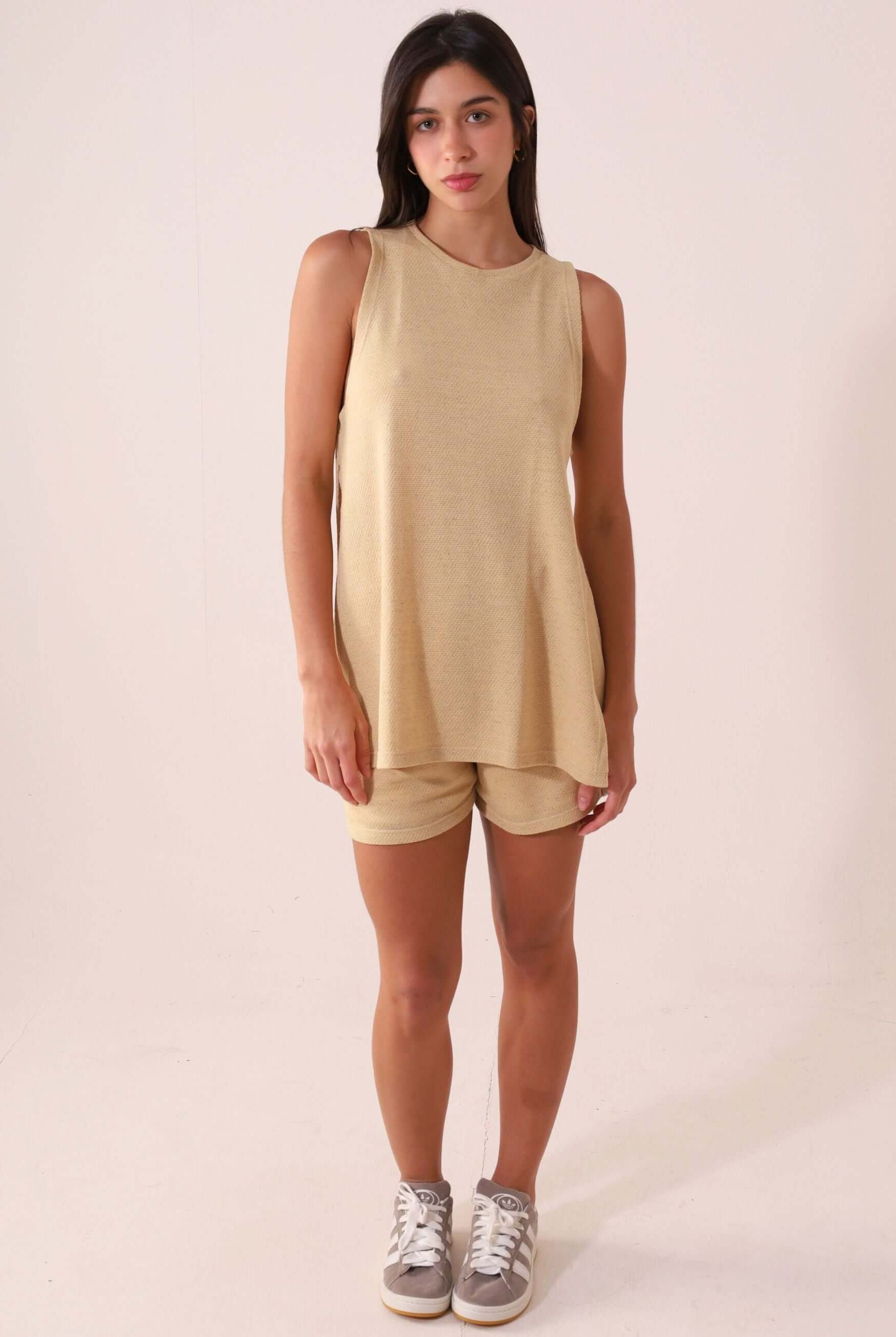 Mulher vestindo Regata Future - Bege da Greenish, ideal para looks casuais e sofisticados em dias de calor.