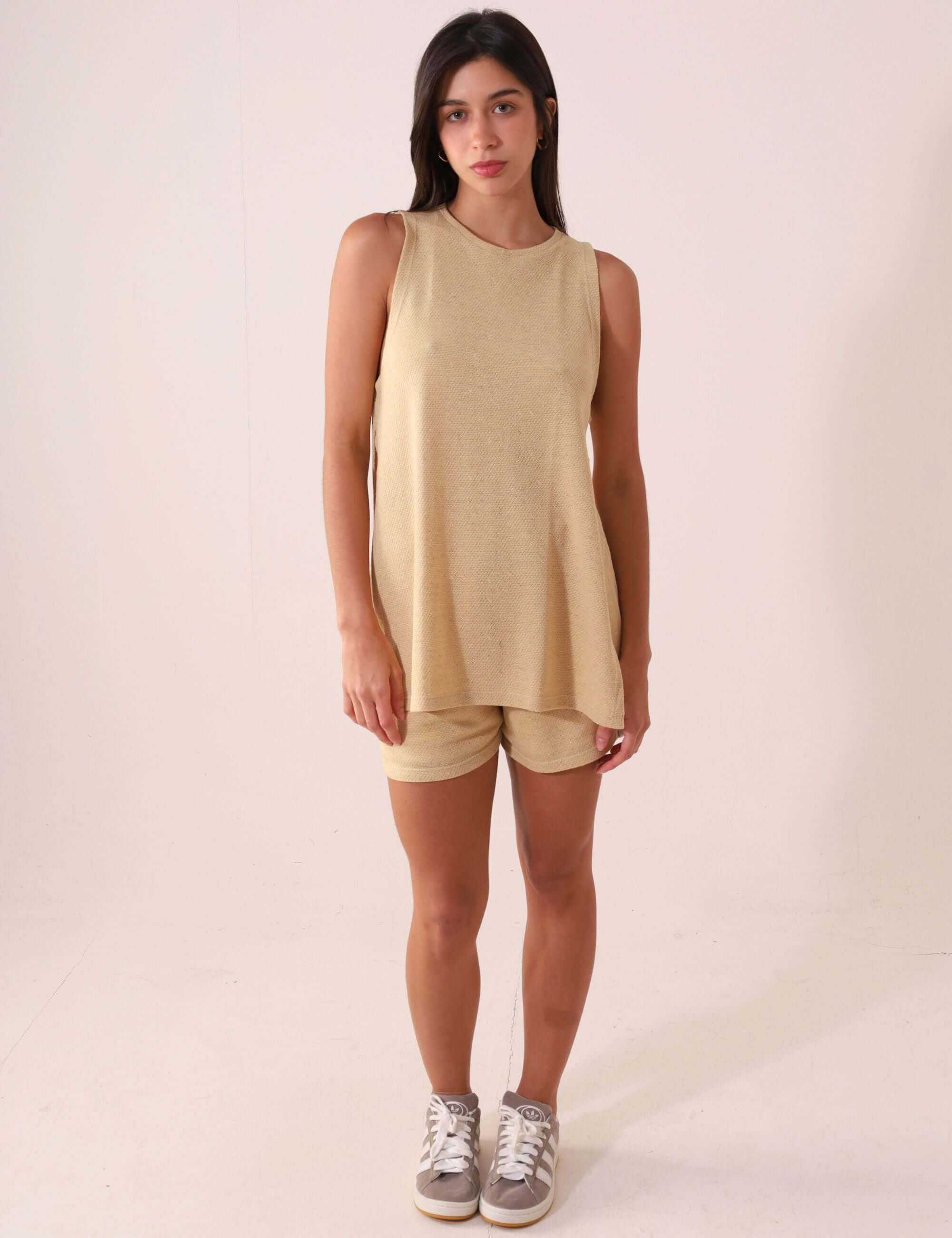 Mulher vestindo Regata Future - Bege da Greenish, ideal para looks casuais e sofisticados em dias de calor.