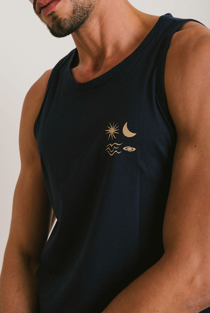 Regata azul marinho modelo masculino com design original Greenish, confeccionada em algodão sustentável.