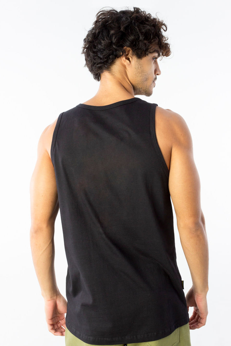 Regata institucional Losango preta da marca Greenish, vista traseira em modelo masculino. Conforto e estilo.