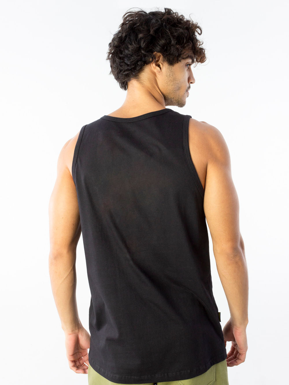 Regata institucional Losango preta da marca Greenish, vista traseira em modelo masculino. Conforto e estilo.
