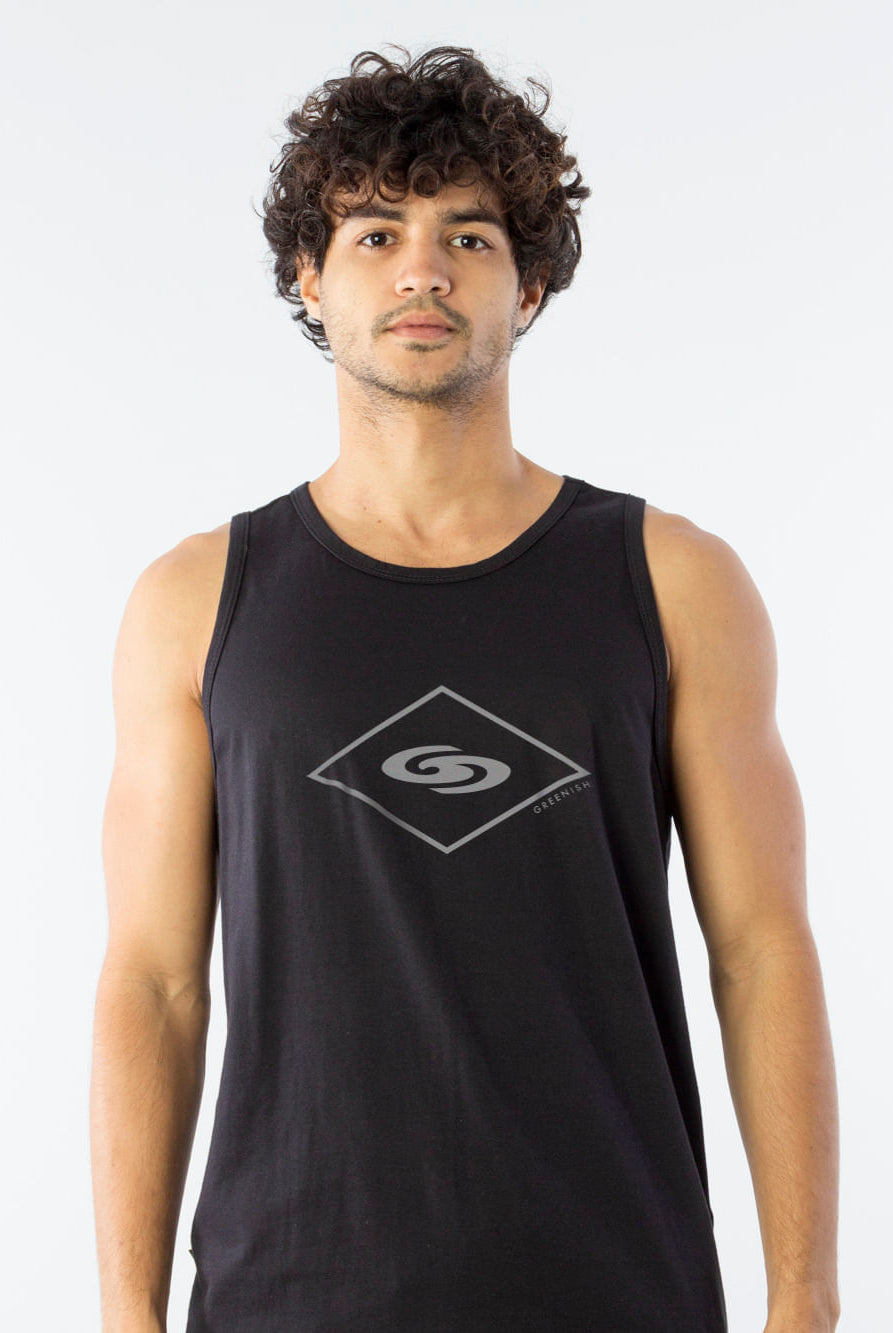 Regata institucional Losango preta da marca Greenish, modelo unissex, ideal para uso casual e esportivo.