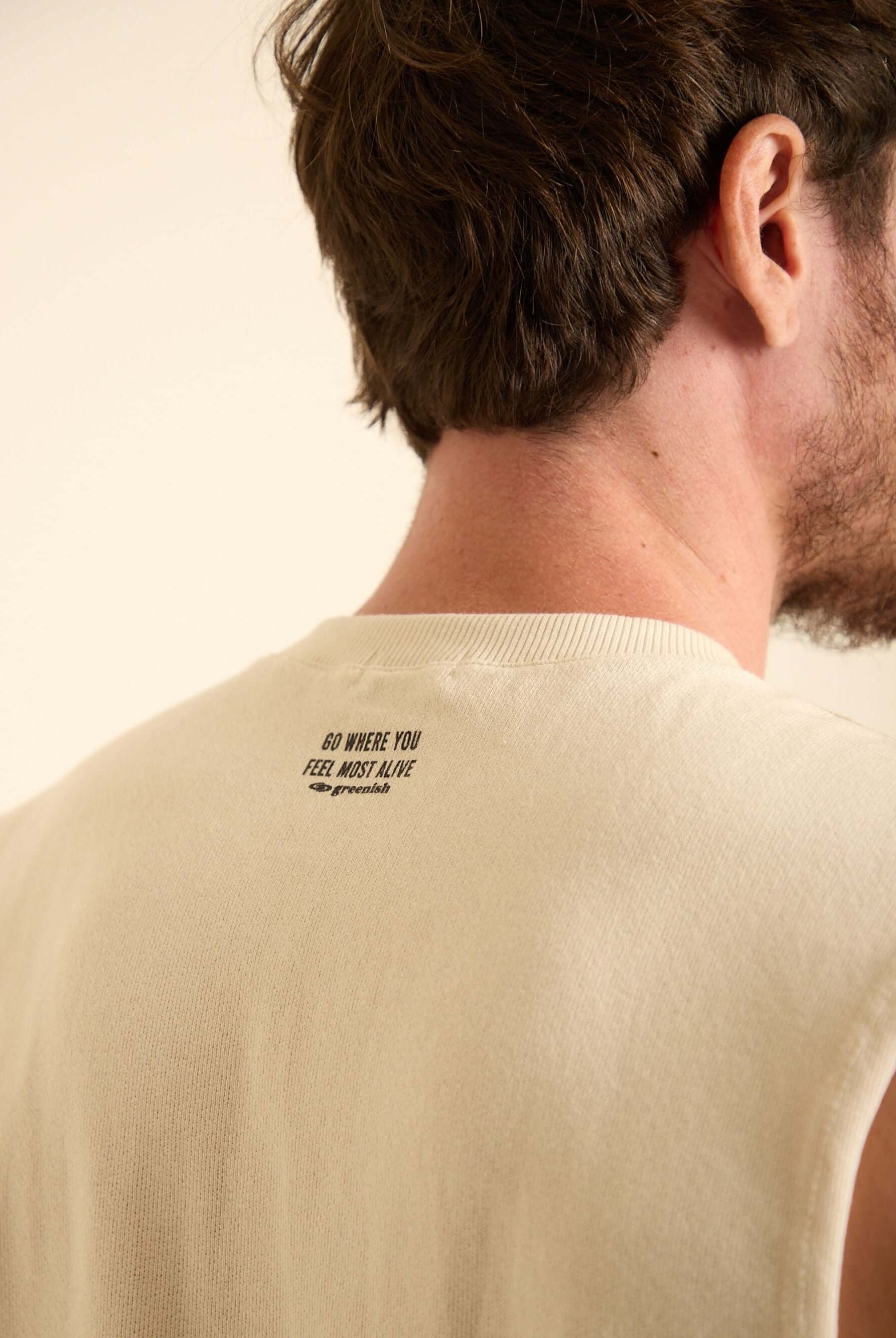 Quatro tons de bege da regata larga Enjoy da Greenish, com estampa nas costas, ideal para atividades diárias.