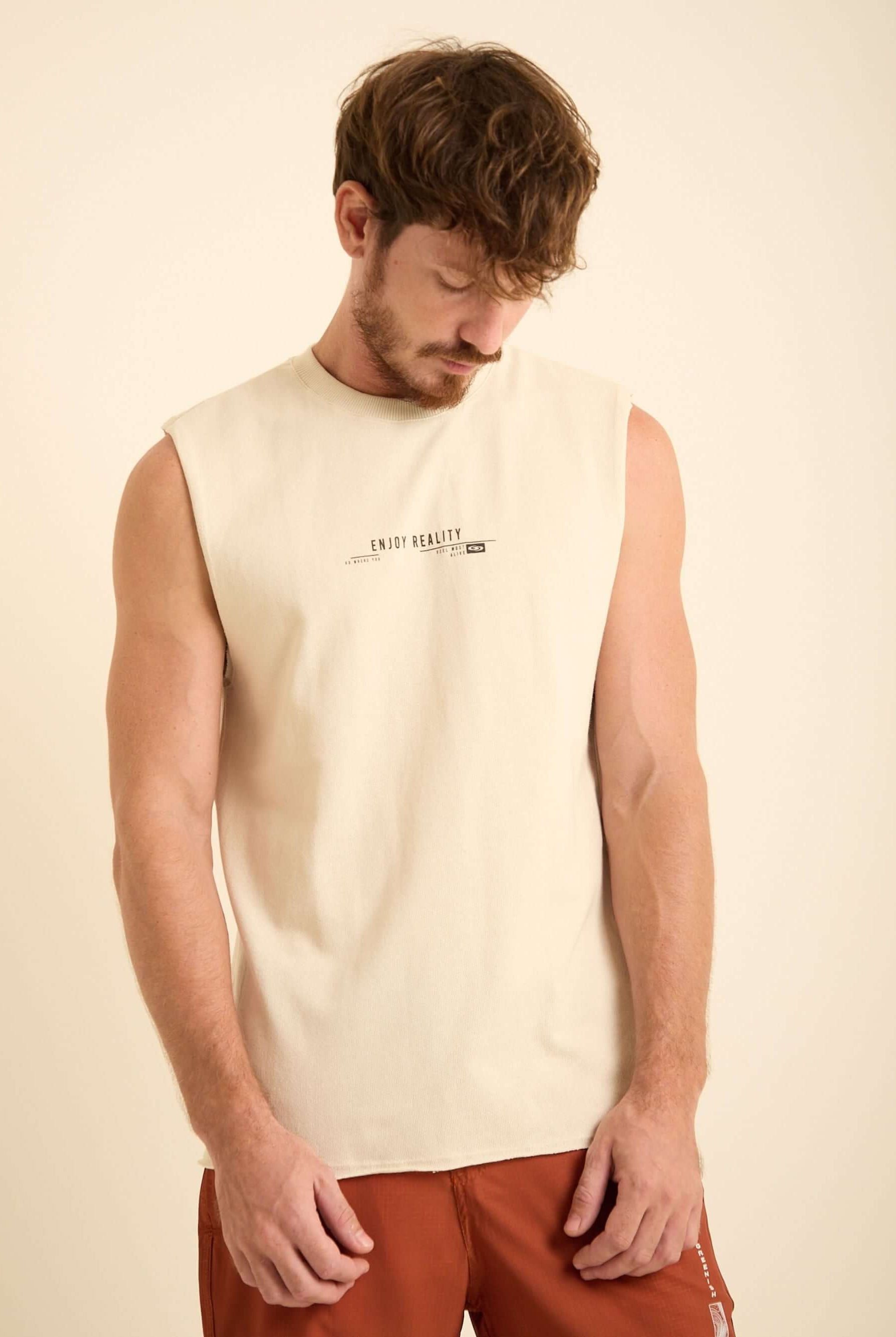 Regata longa Bege da marca Greenish, ideal para academia e praia, modelagem larga e design versátil.