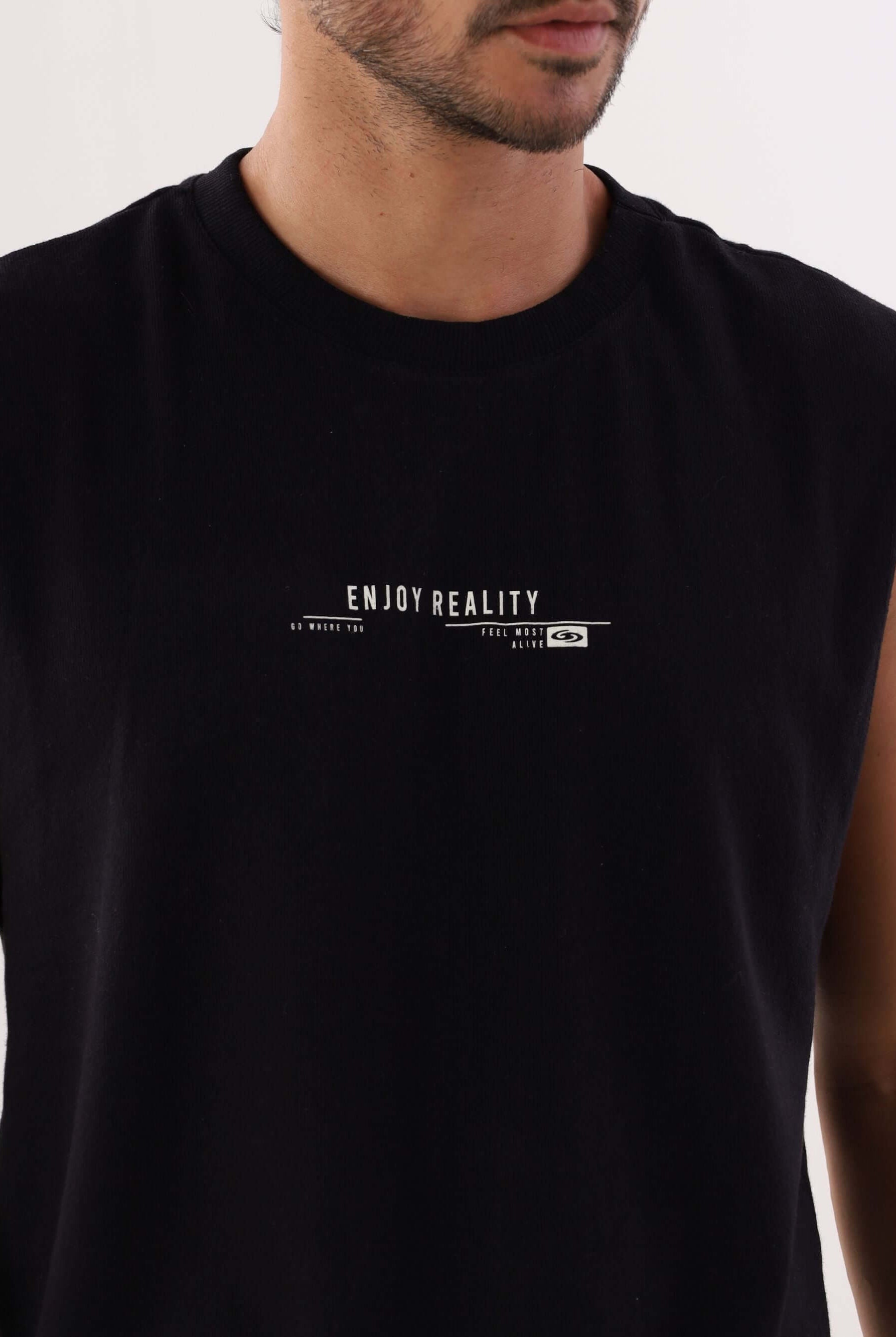 Regata larga Enjoy - Preto, modelo versátil em algodão com print exclusivo Greenish, ideal para academia e praia.