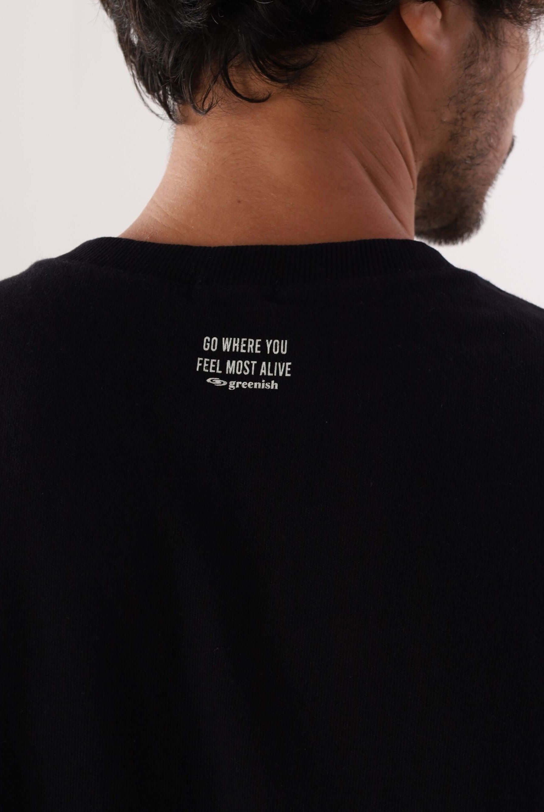 Costas de um homem usando regata longa Enjoy da Greenish, com estampa 'Go where you feel most alive'.