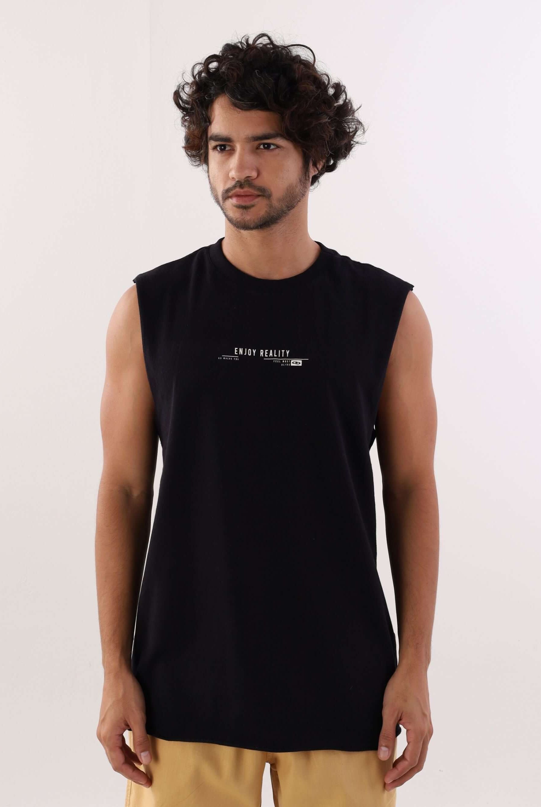 Modelo usando regata larga preto da marca Greenish, ideal para a rotina e atividades ao ar livre.