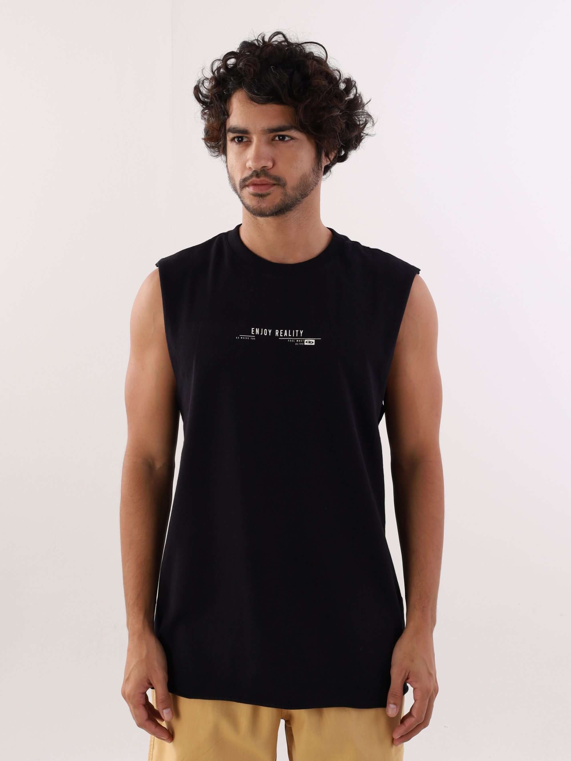 Modelo usando regata larga preto da marca Greenish, ideal para a rotina e atividades ao ar livre.