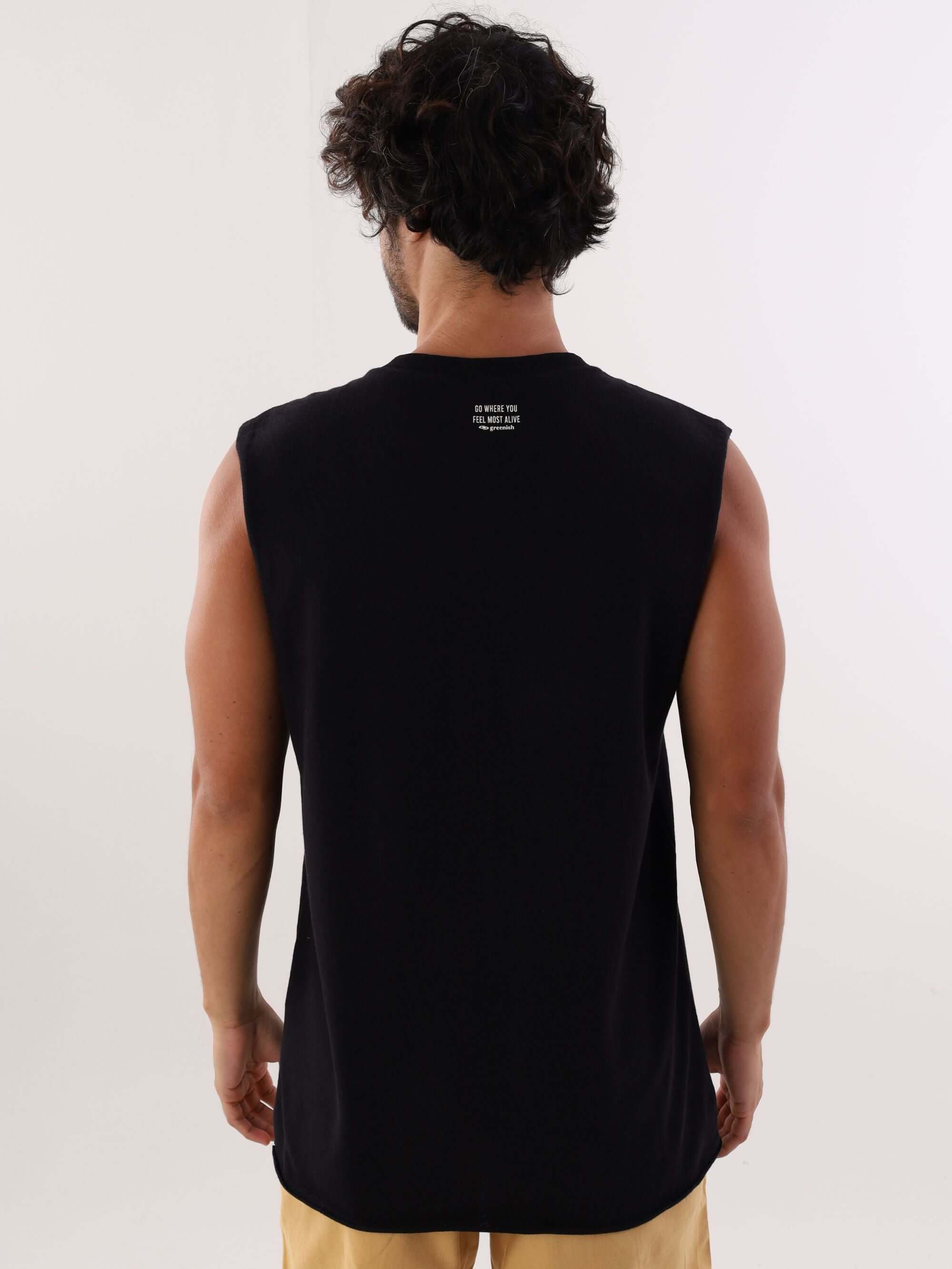 Modelo visto de costas usando regata larga preta Greenish, perfeita para atividades do dia a dia.