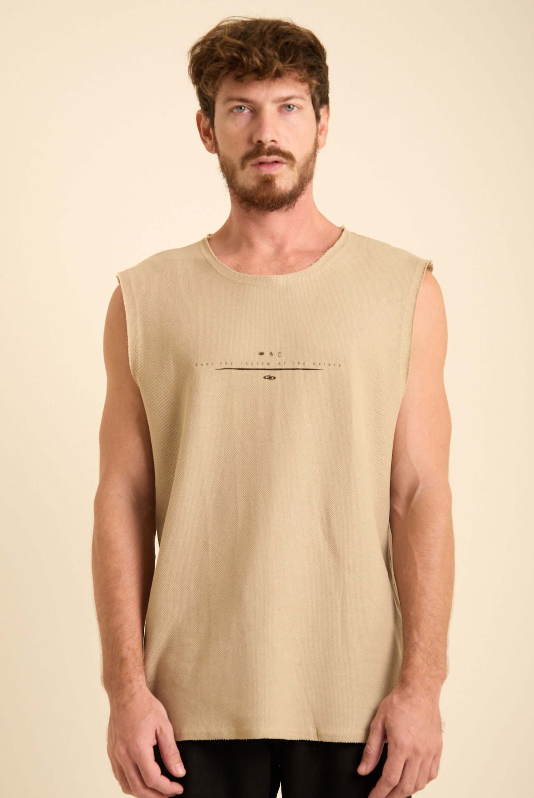 Regata Larga Maré Beige da Greenish, peça minimalista e confortável para o dia a dia.