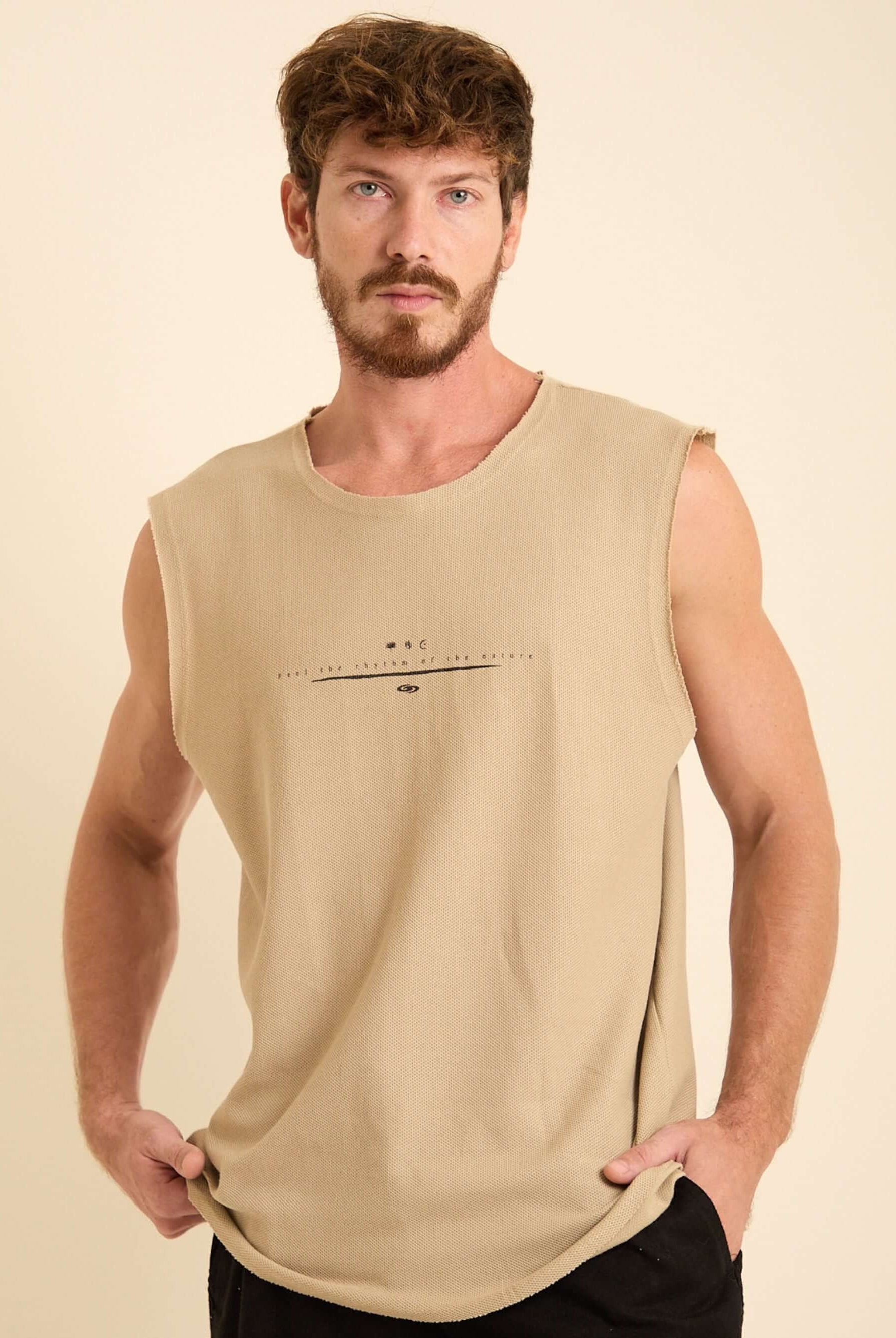 Homem vestindo regata larga bege da Greenish, com design minimalista e confortável para o dia a dia.