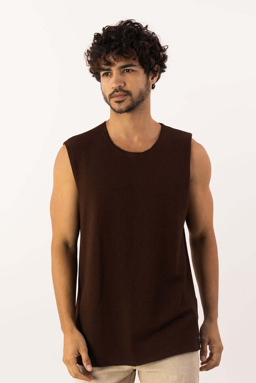 Regata Larga Mare da Greenish na cor chocolate, ideal para dias quentes e atividades ao ar livre.