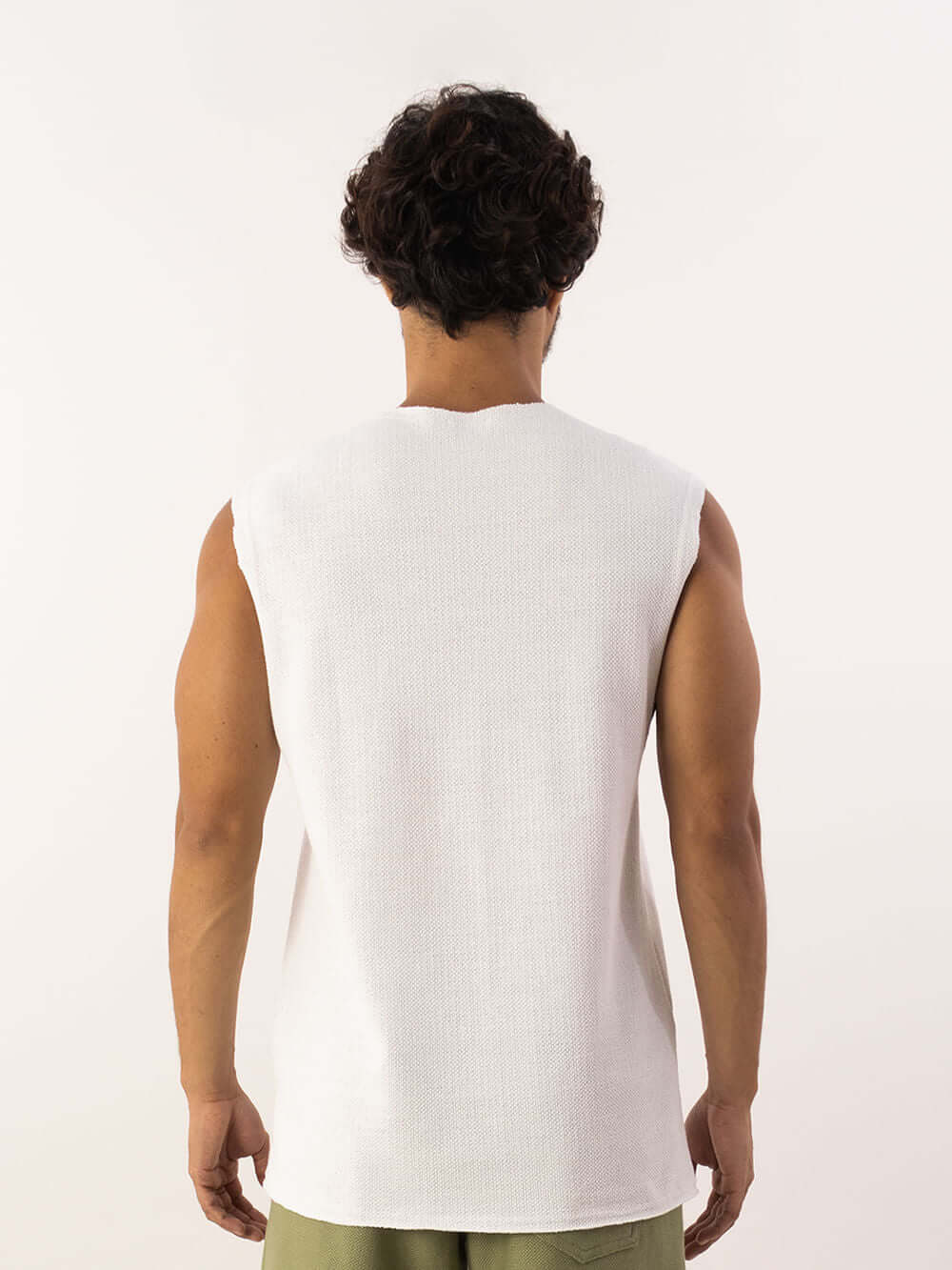 Regata Larga Mare Off White da Greenish, modelo amplo e confortável, ideal para dias quentes e atividades ao ar livre.