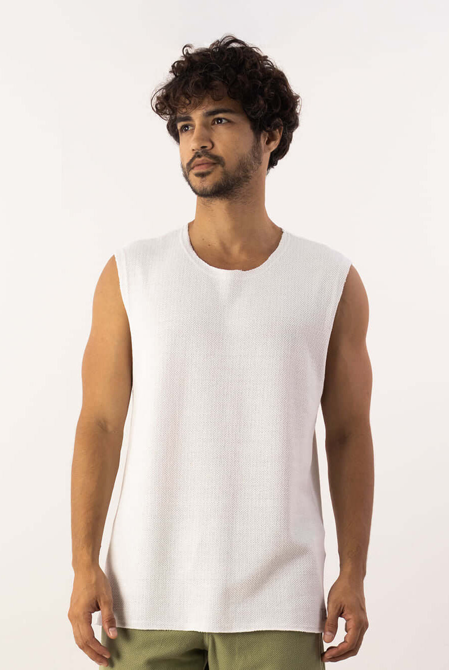 Regata Larga Mare Off White da Greenish, modelo amplo e confortável para dias quentes. Estilo rústico e despojado.