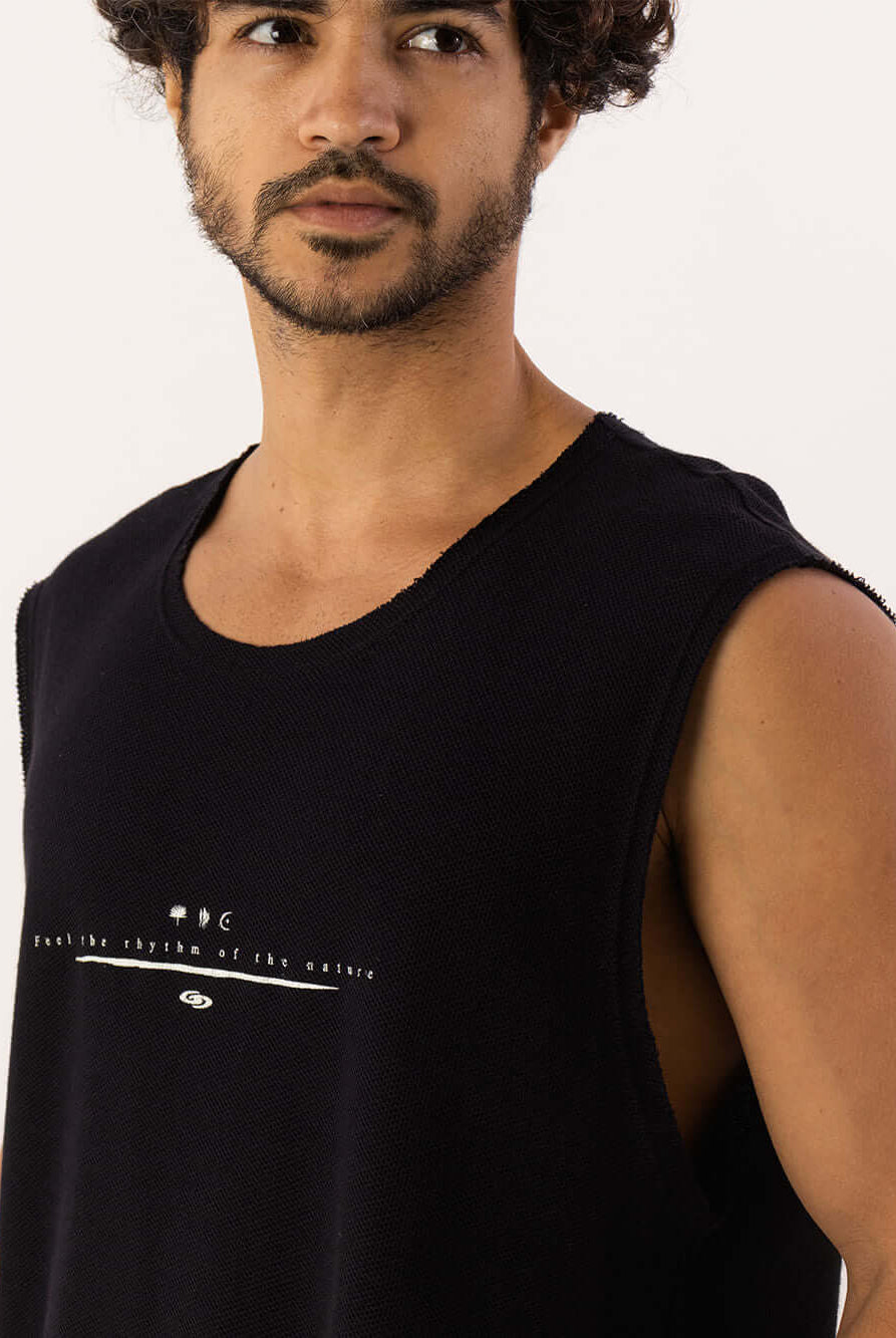 Regata Larga Maré masculina da Greenish, em preto, modelagem ampla e confortável para o dia a dia.