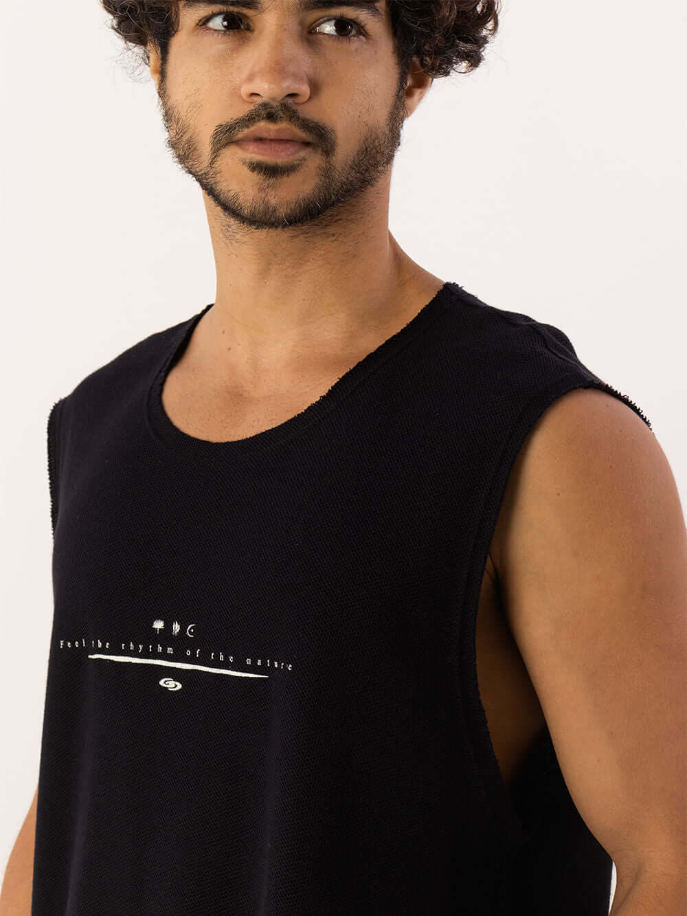 Regata Larga Maré masculina da Greenish, em preto, modelagem ampla e confortável para o dia a dia.