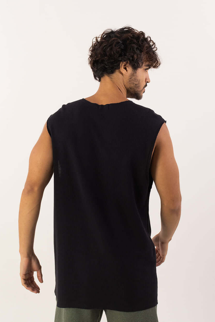 Regata Larga Maré preta da Greenish, vista de costas, modelagem ampla e confortável para o dia a dia.