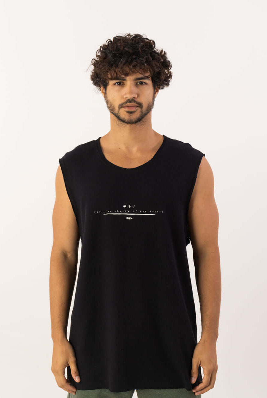 Regata larga preta da Greenish, confortável e minimalista, ideal para atividades do dia a dia.