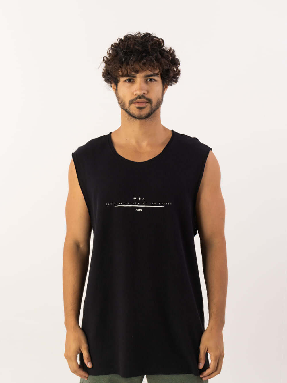 Regata larga preta da Greenish, confortável e minimalista, ideal para atividades do dia a dia.