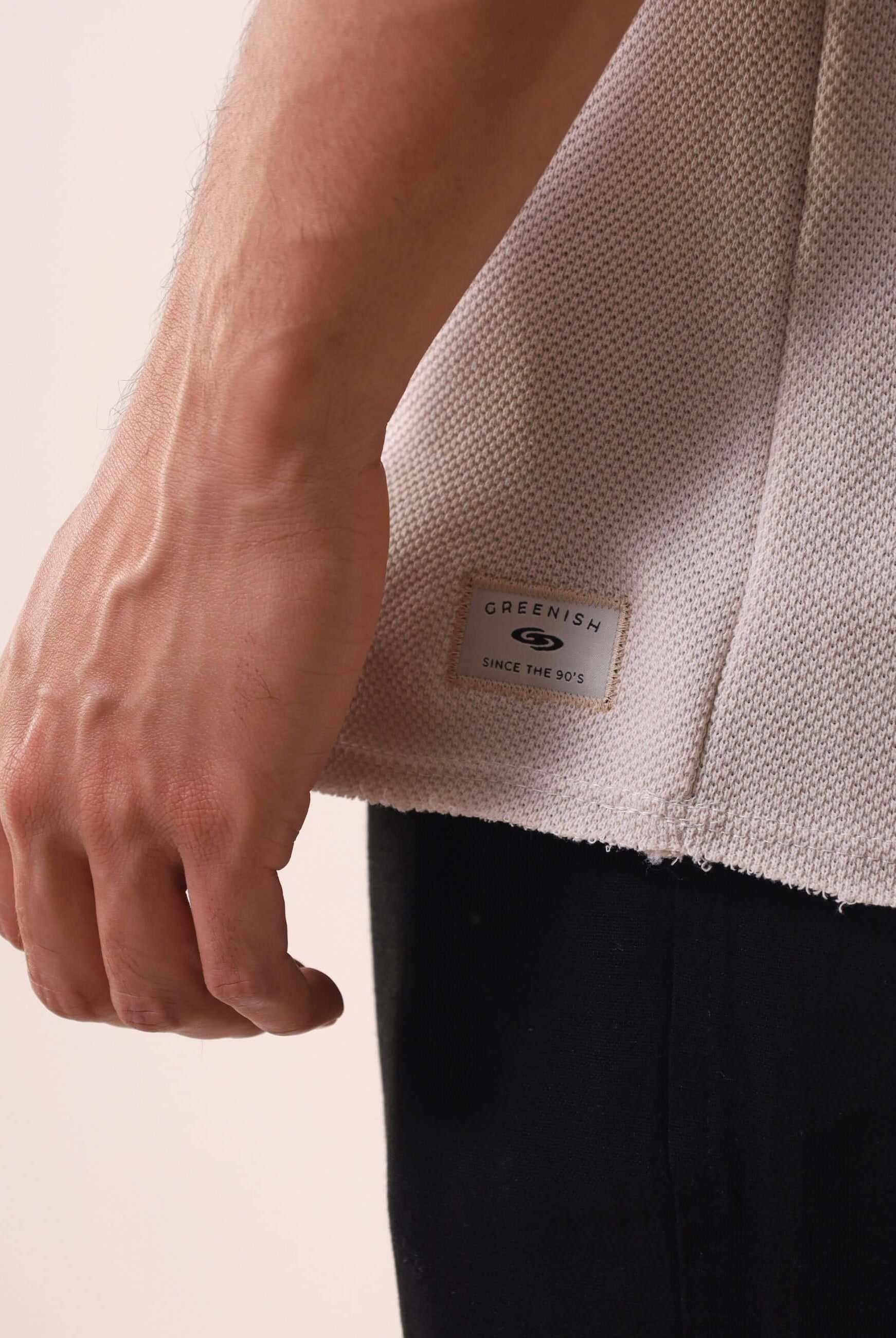 REGATA LARGA WAVES - NATURAL por Greenish, detalhe de acabamento e etiqueta bordada, ideal para versatilidade e movimento.