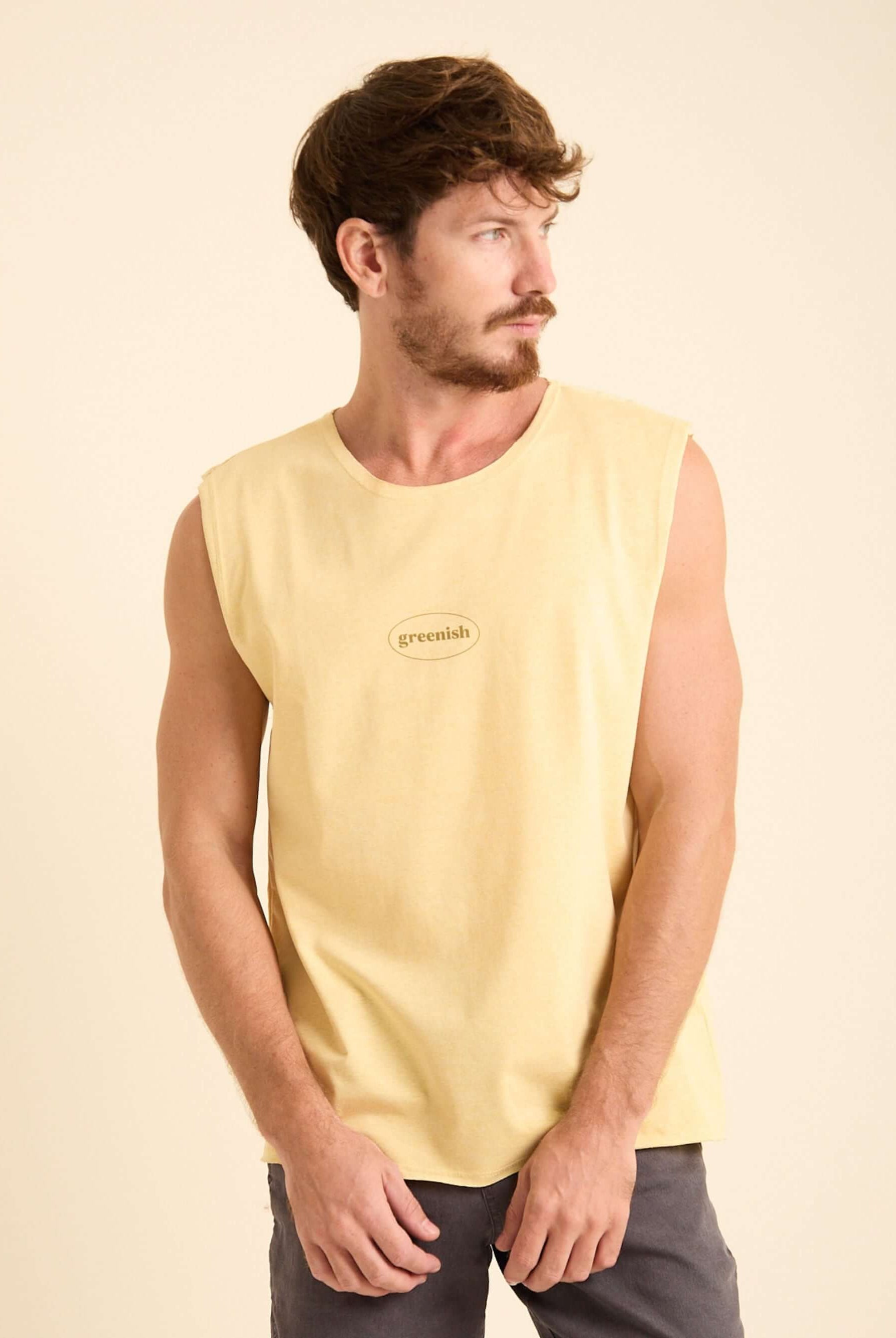 Homem usando regata larga amarela da Greenish, confortável e ideal para dias quentes.