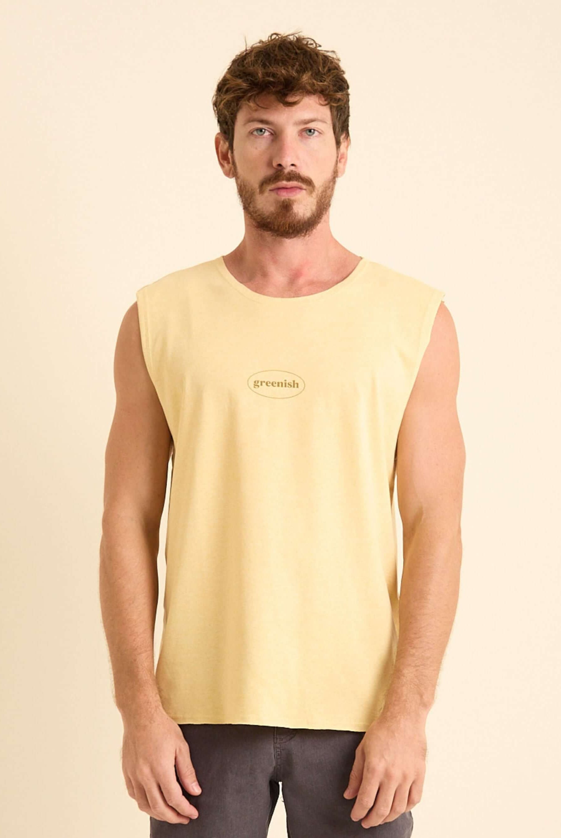 Regata Larga New Logo Amarela da Greenish, confortável, ideal para dias quentes e atividades do dia a dia.