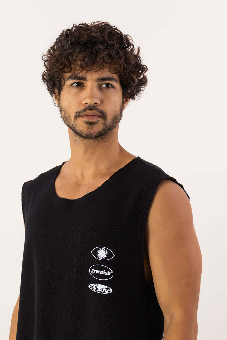 Homem usando regata larga preta Soft Air da Greenish, com design leve e casual para estilo prático.