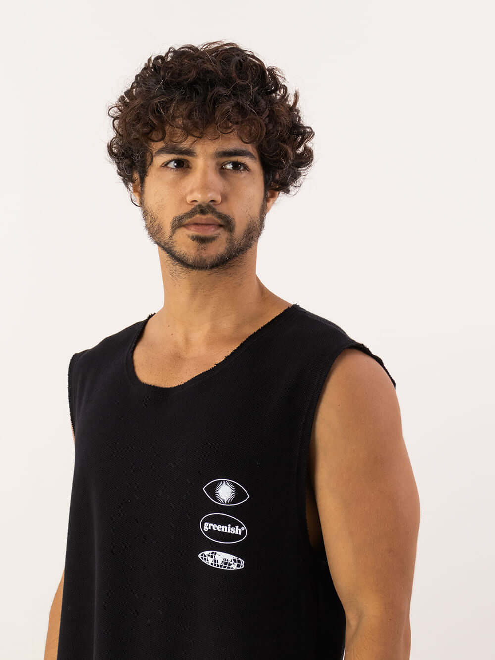 Homem usando regata larga preta Soft Air da Greenish, com design leve e casual para estilo prático.