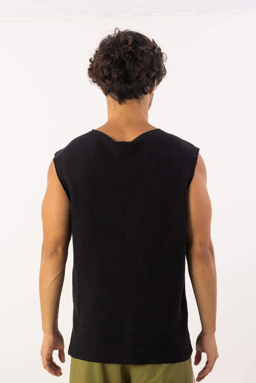 Modelo usando regata larga preta da Greenish, feita em algodão, perfeita para looks casuais e frescos.