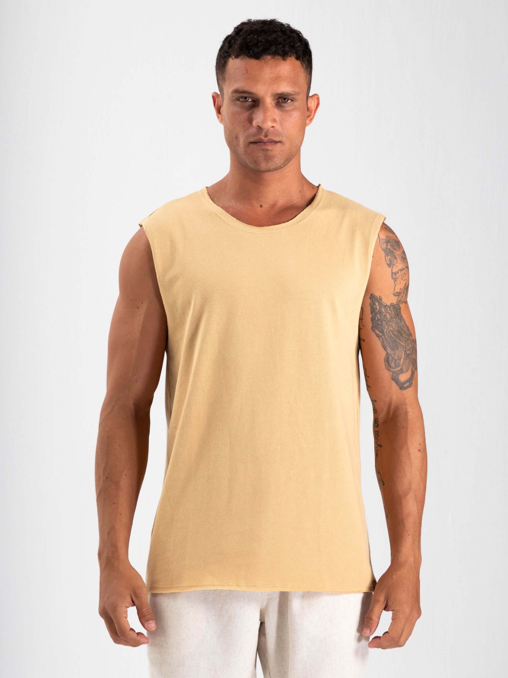 Regata larga Soft Ease da Greenish na cor caqui, ideal para homens estilosos e práticos em aventuras.