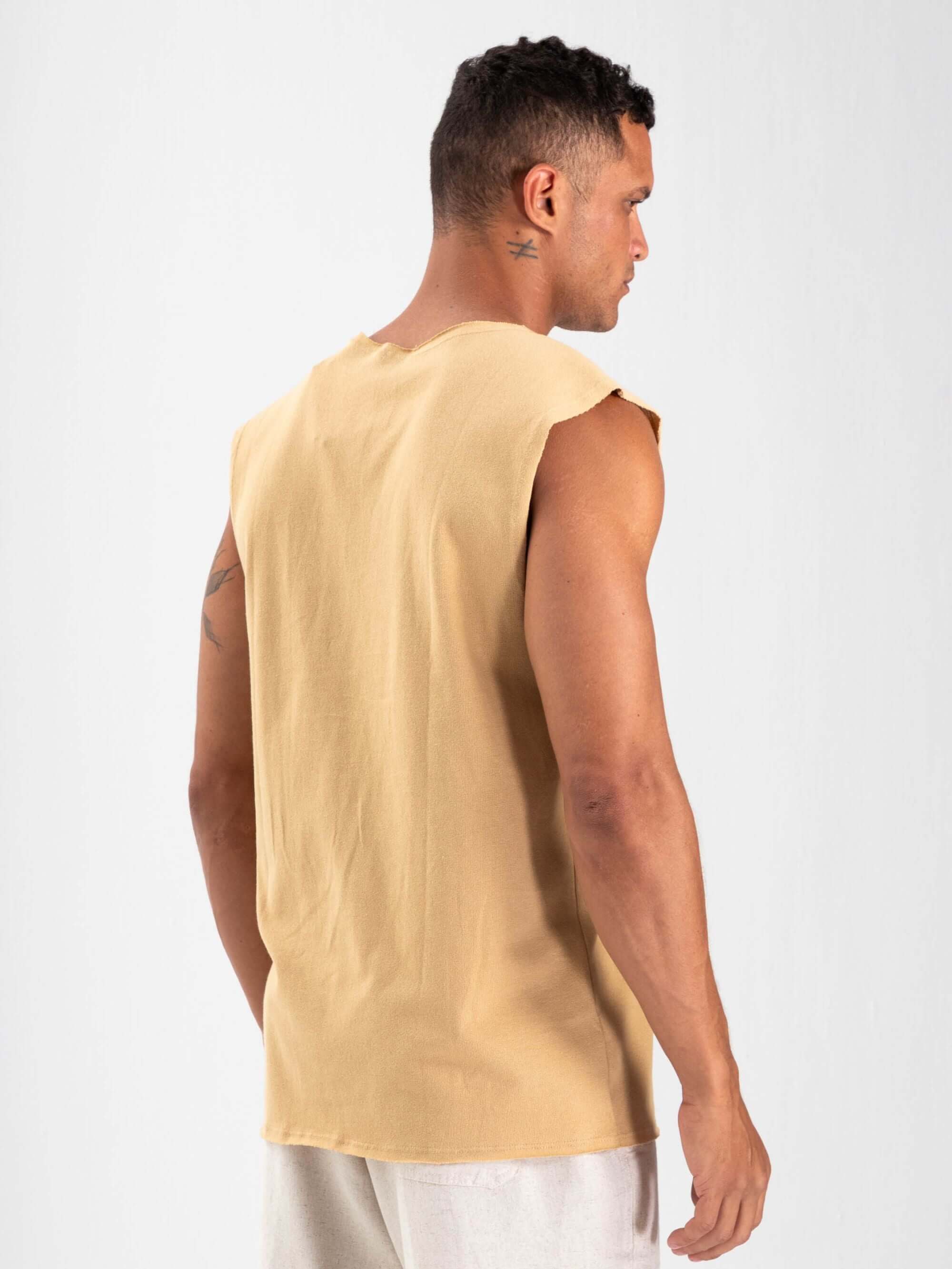 Regata larga Soft Ease da Greenish, em caqui, com design leve e descontraído, ideal para aventuras de verão.