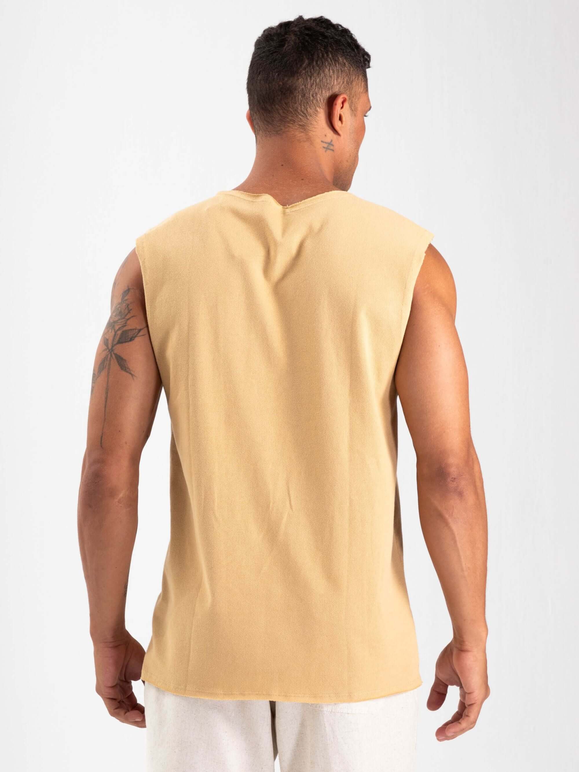 Regata larga Soft Ease caqui da Greenish, vista de costas, ideal para aventuras com conforto e estilo.