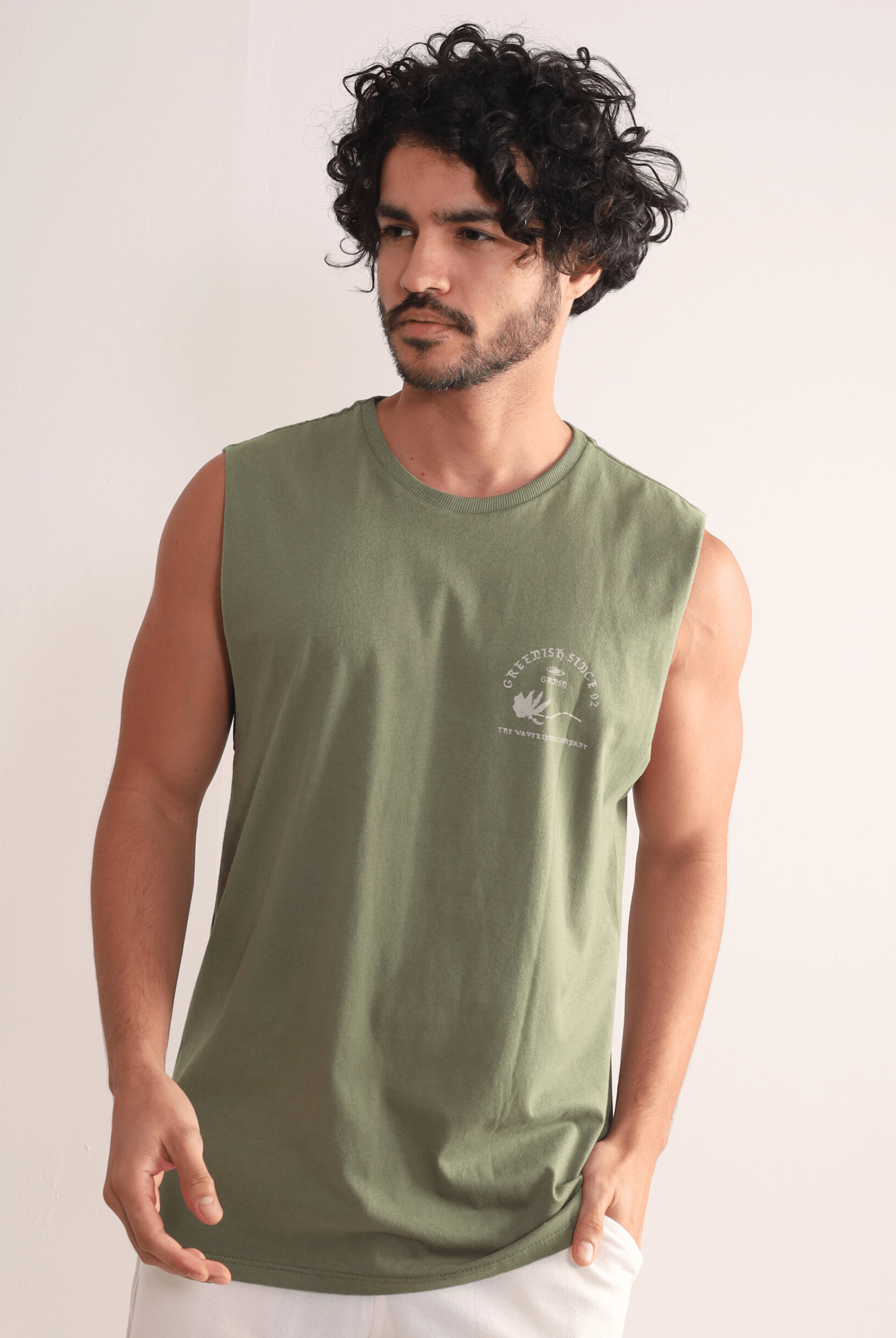 Regata Larga - Verde Greenish 100% algodão, mestre em suavidade e fluidez, ideal para conexão com o momento e autenticidade.