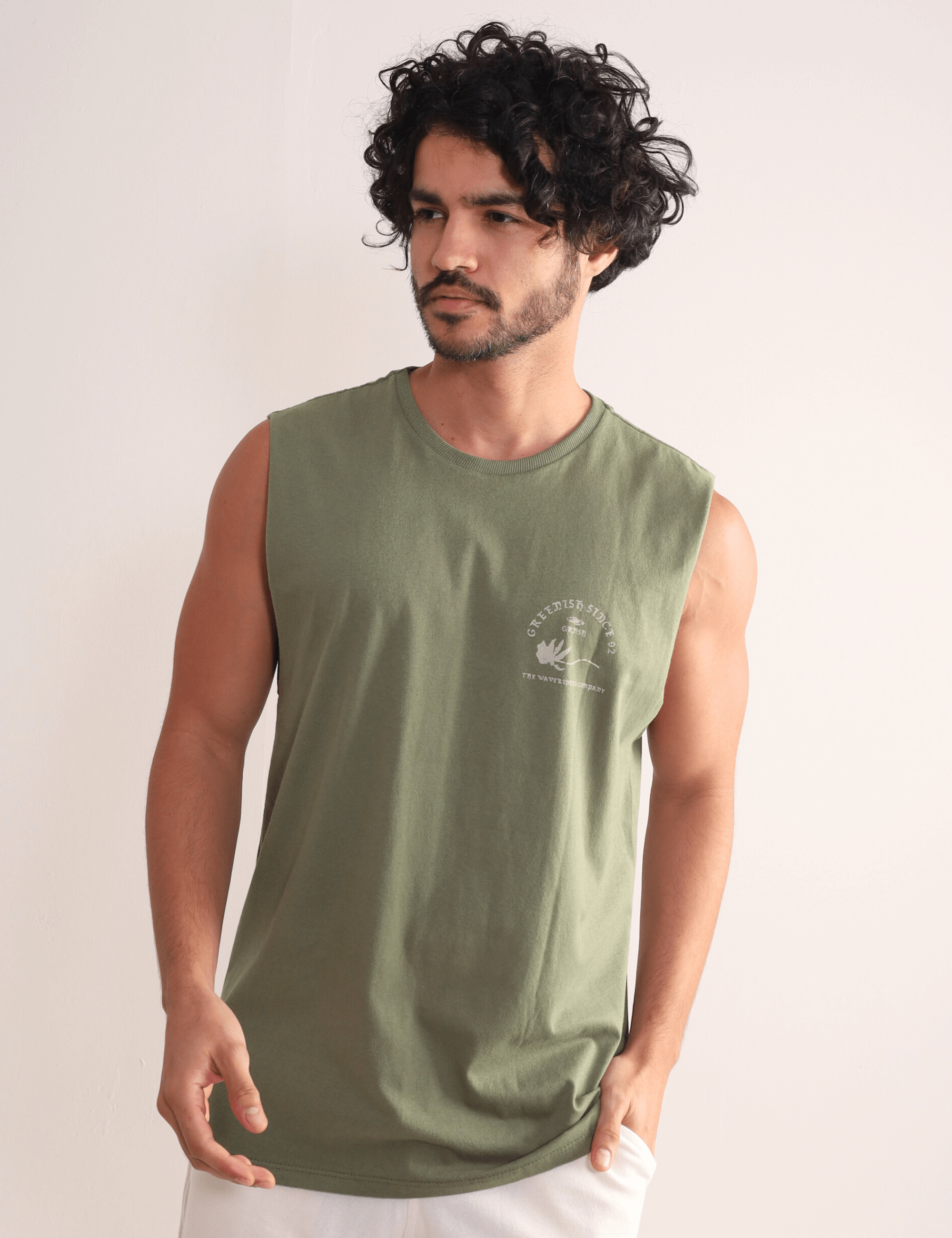 Regata Larga - Verde Greenish 100% algodão, mestre em suavidade e fluidez, ideal para conexão com o momento e autenticidade.