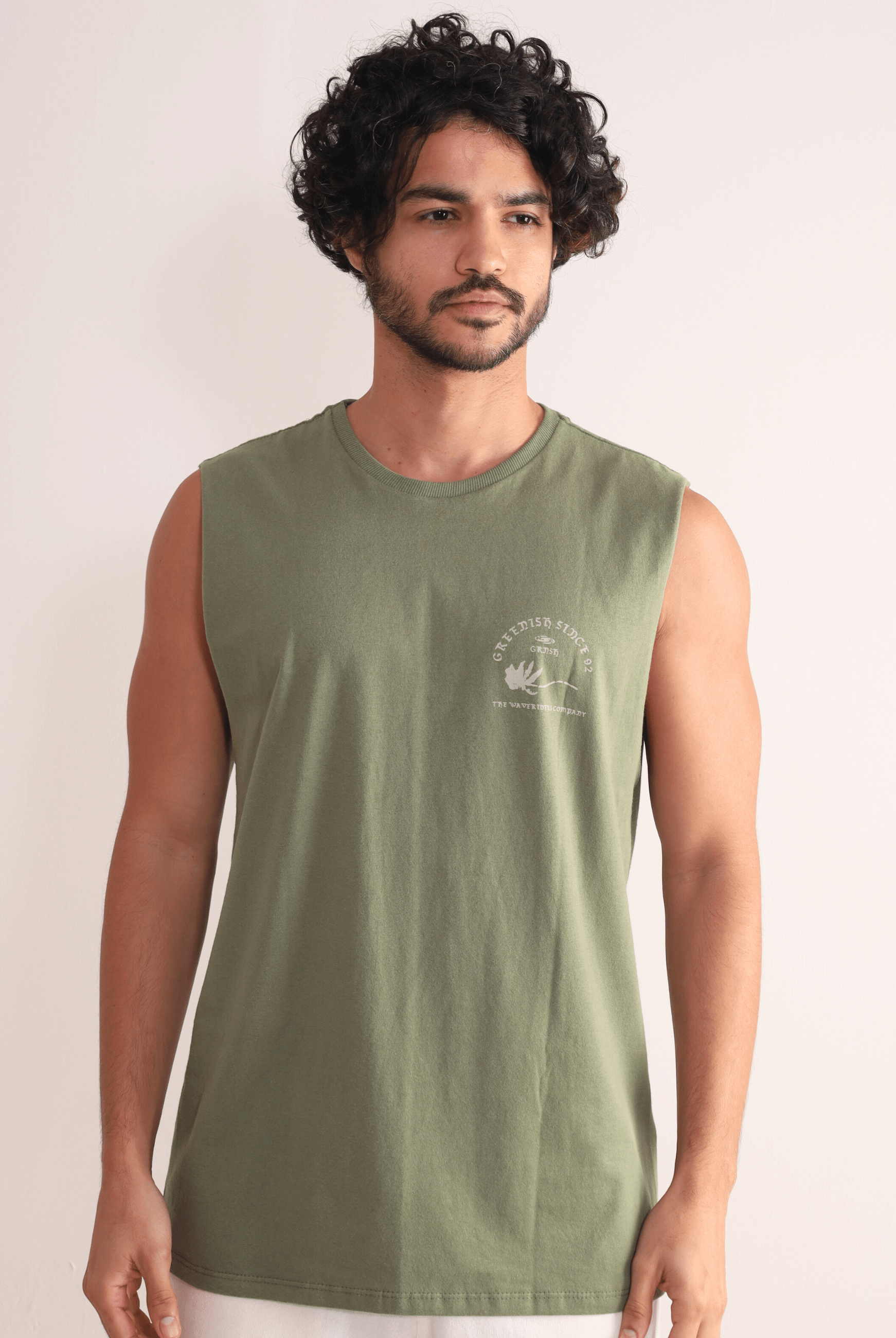 Regata Larga - Verde da Greenish em algodão, simbolizando liberdade e movimento. Perfeita para dias de conexão e autenticidade.