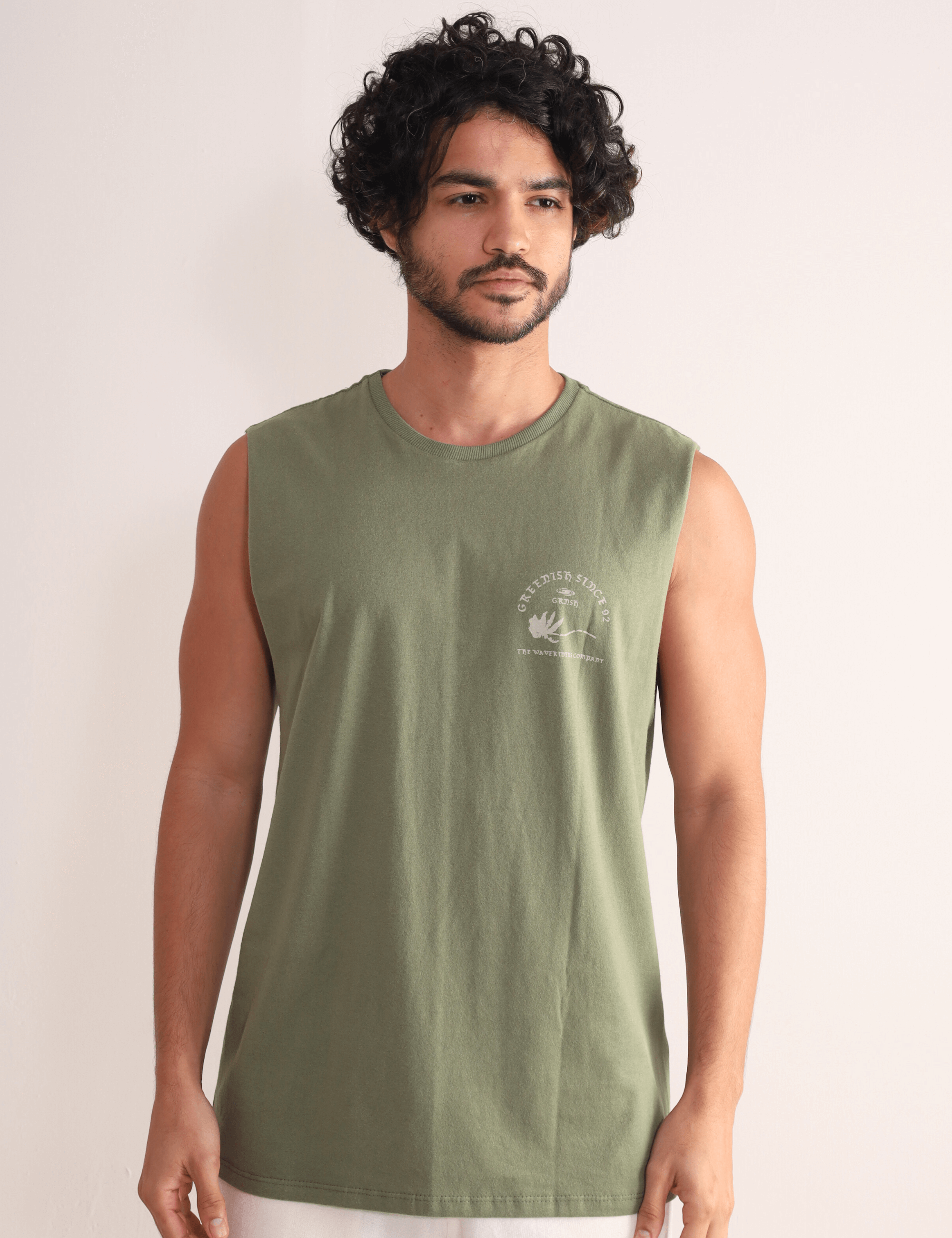 Regata Larga - Verde da Greenish em algodão, simbolizando liberdade e movimento. Perfeita para dias de conexão e autenticidade.
