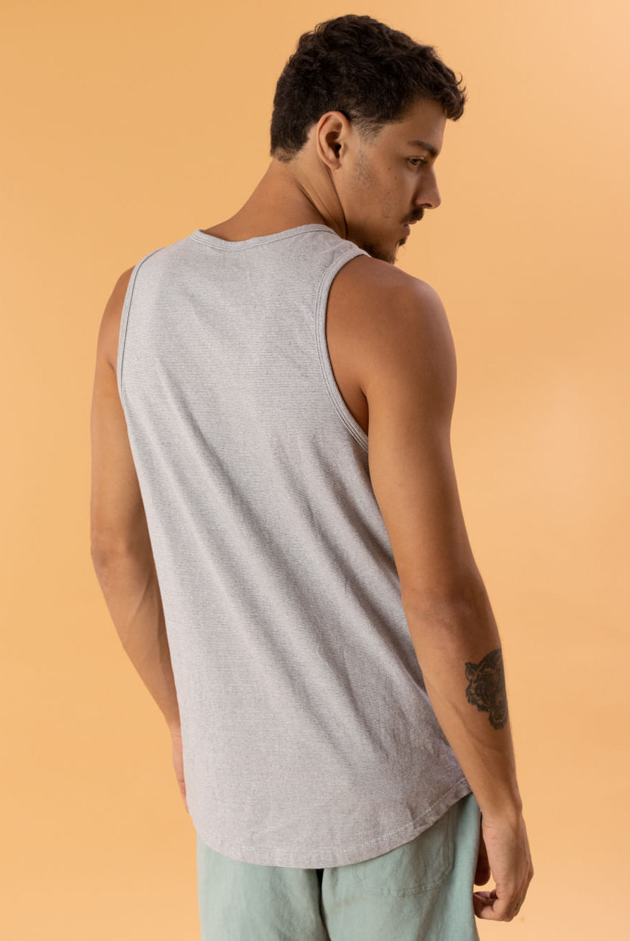 Modelo usando a Regata Listra Stripe em cinza da marca Greenish, destacando o conforto e estilo do produto.