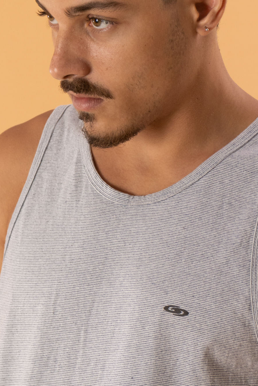 Regata Listra Stripe cinza da marca Greenish, em malha 100% algodão sustentável, com design clássico e confortável.